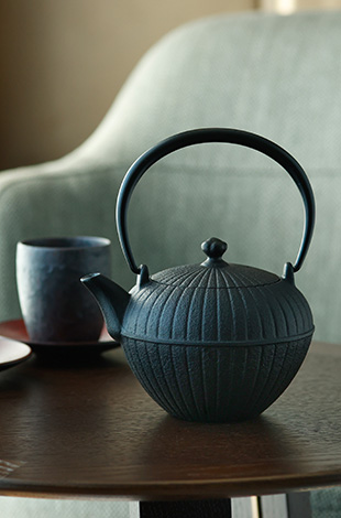 Palace Hotel Tokyo Online Shop Spring 2025 OIGEN Teapot Tsubomigata Chabatake T2 | © 美しい国の、美しい一日がある。2024