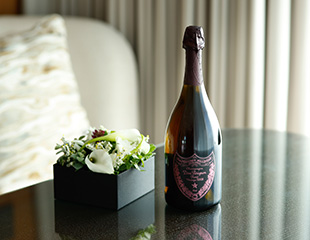 Palace Hotel Tokyo Sweets Deli White Day 2025 Dom Perignon Rose With Flower Arrangement By MUKU HT2 | © 美しい国の、美しい一日がある。2024